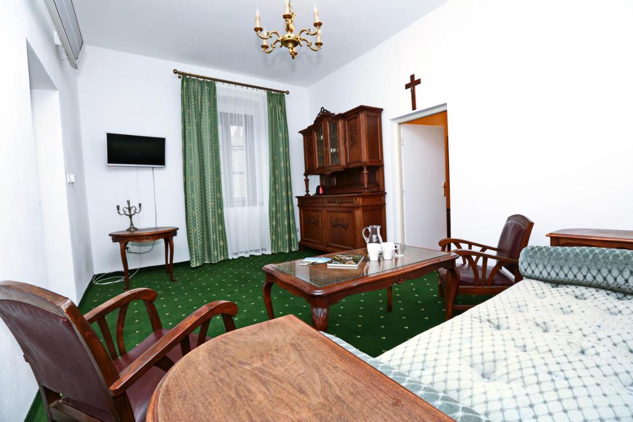 Historicky Putnicky Dom Hotel Marianka Luaran gambar